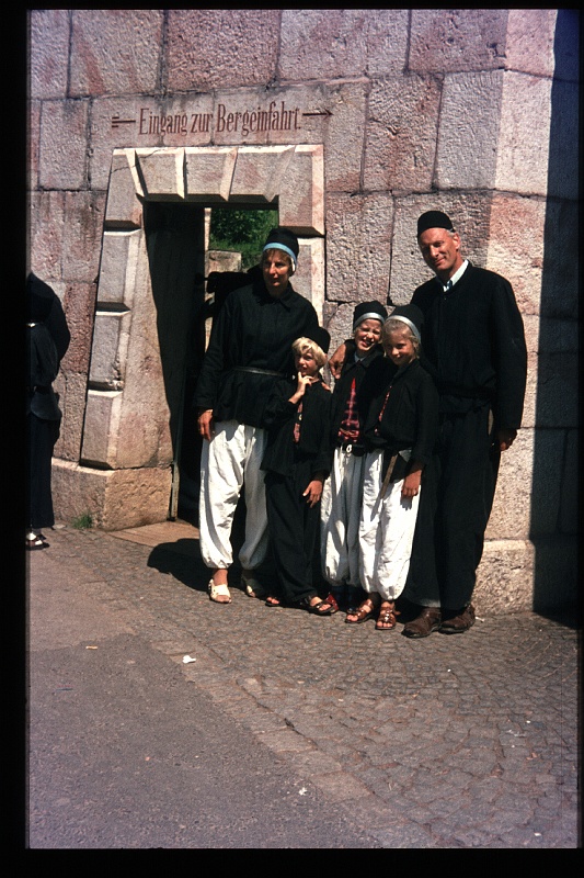 25.Berchtesgaden jul 1972 Papa,Mama,Brigitte,Marion,Peter.JPG